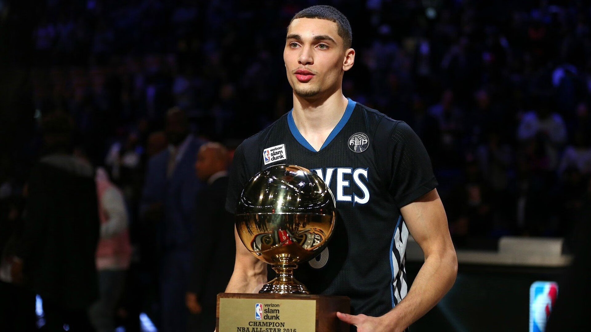 开拓者险胜独行侠，小贾伦在世界排名争夺战中接管比赛