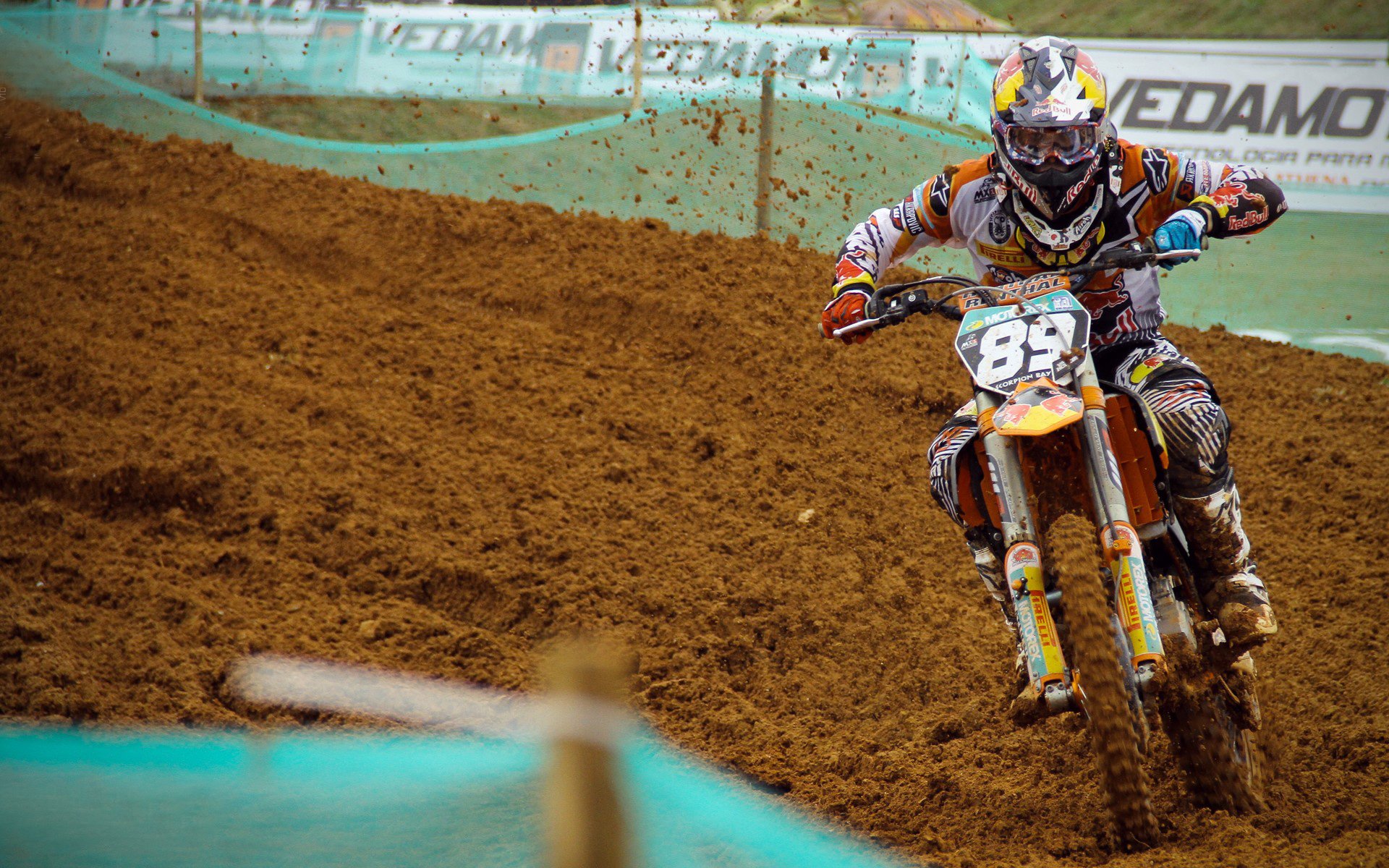 赛道上的红色风暴，勒克莱尔状态火热，法拉利轻取雷诺车队